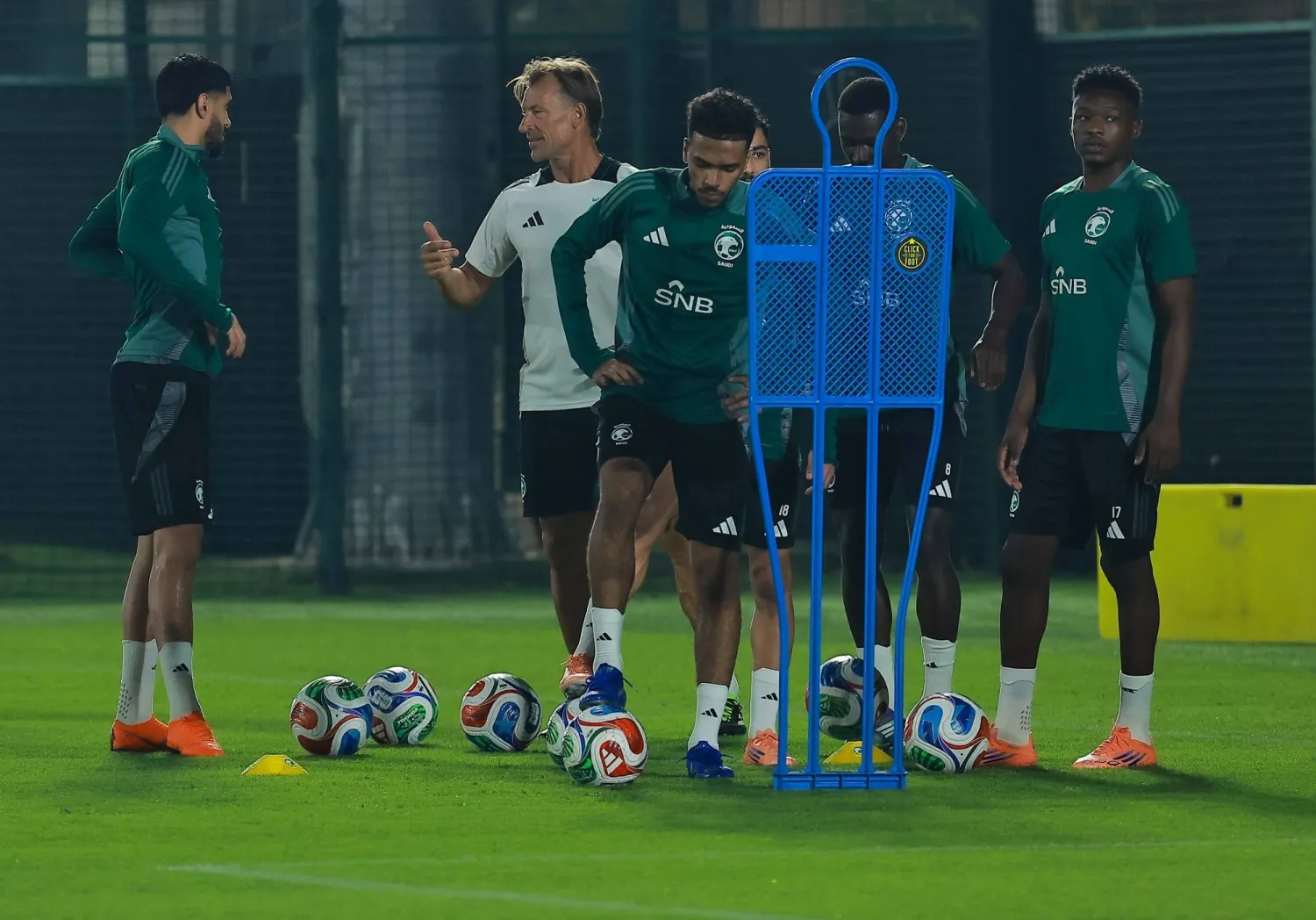 رينارد قال للاعبين أن المواجهات مع المنتخبات الأفريقية فرصة للتطور (تصوير: محمد المانع) 