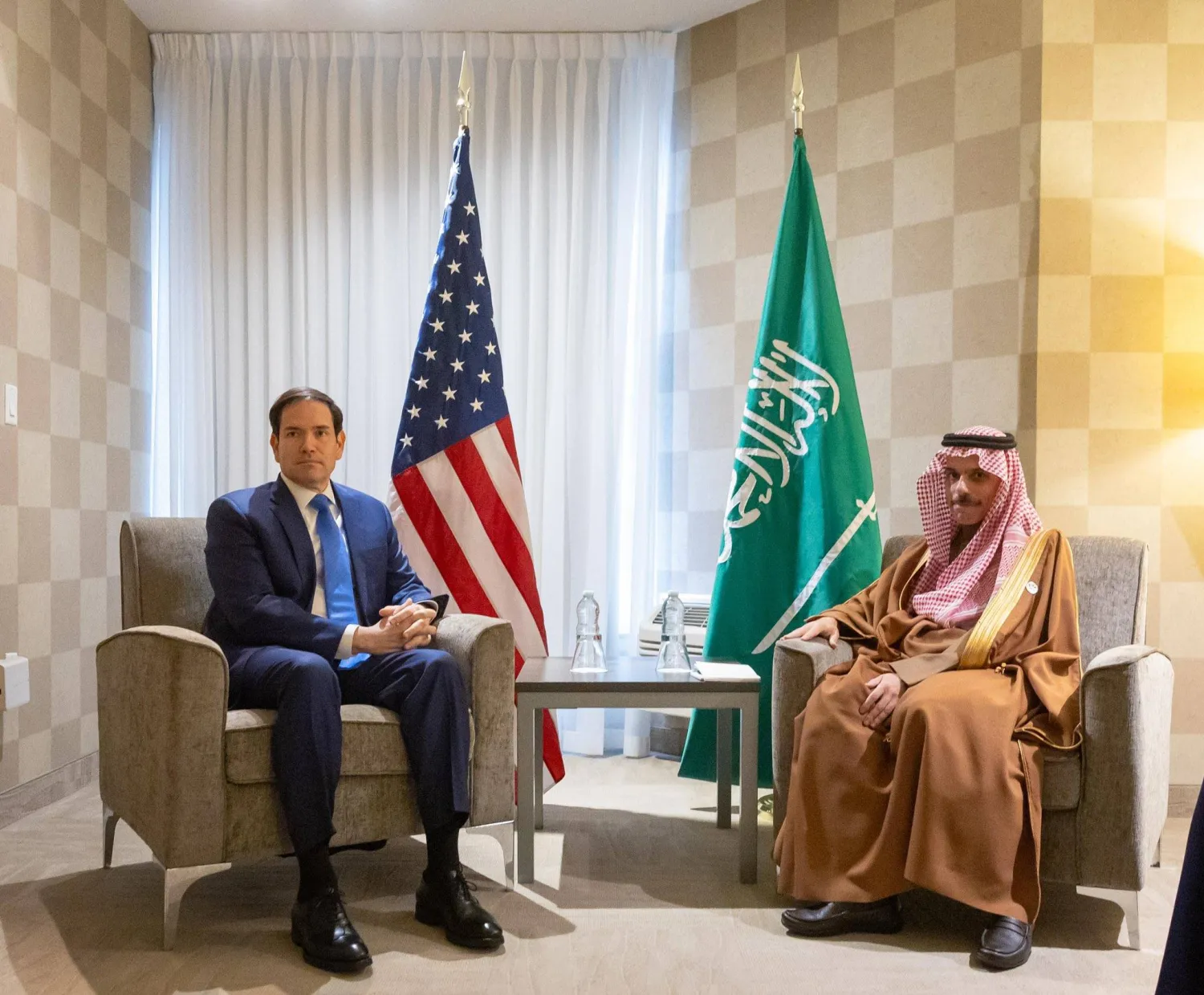 الأمير فيصل بن فرحان لدى لقائه الوزير ماركو روبيو في نياغرا يوم الأربعاء (الخارجية السعودية)