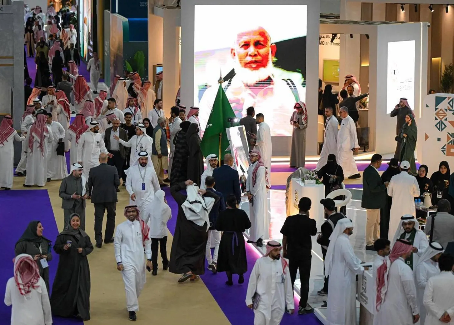 عرضت جهات حكومية أحدث مشروعاتها وبرامجها التطويرية لخدمة ضيوف الرحمن (الشرق الأوسط) 