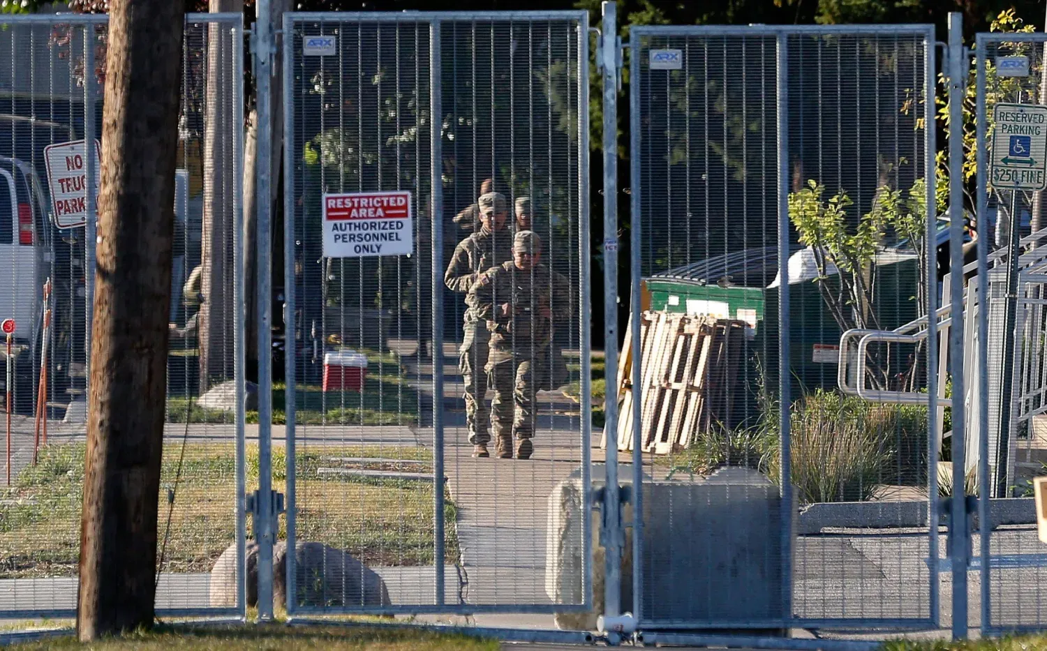 Illinois, Broadview'daki ABD Göçmenlik ve Gümrük Muhafaza Dairesi'ne ait bir gözaltı tesisindeki Teksas Ulusal Muhafızları (Arşiv- AFP)