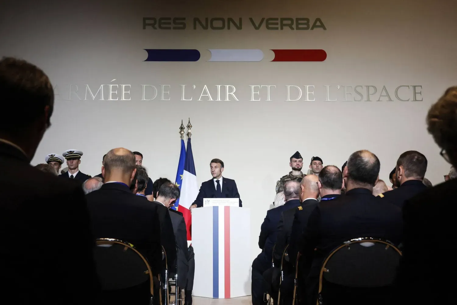 Macron, yeni askeri uzay komuta merkezine ev sahipliği yapan Fransız uzay ve havacılık merkezi Toulouse'da konuşuyor (AFP) 