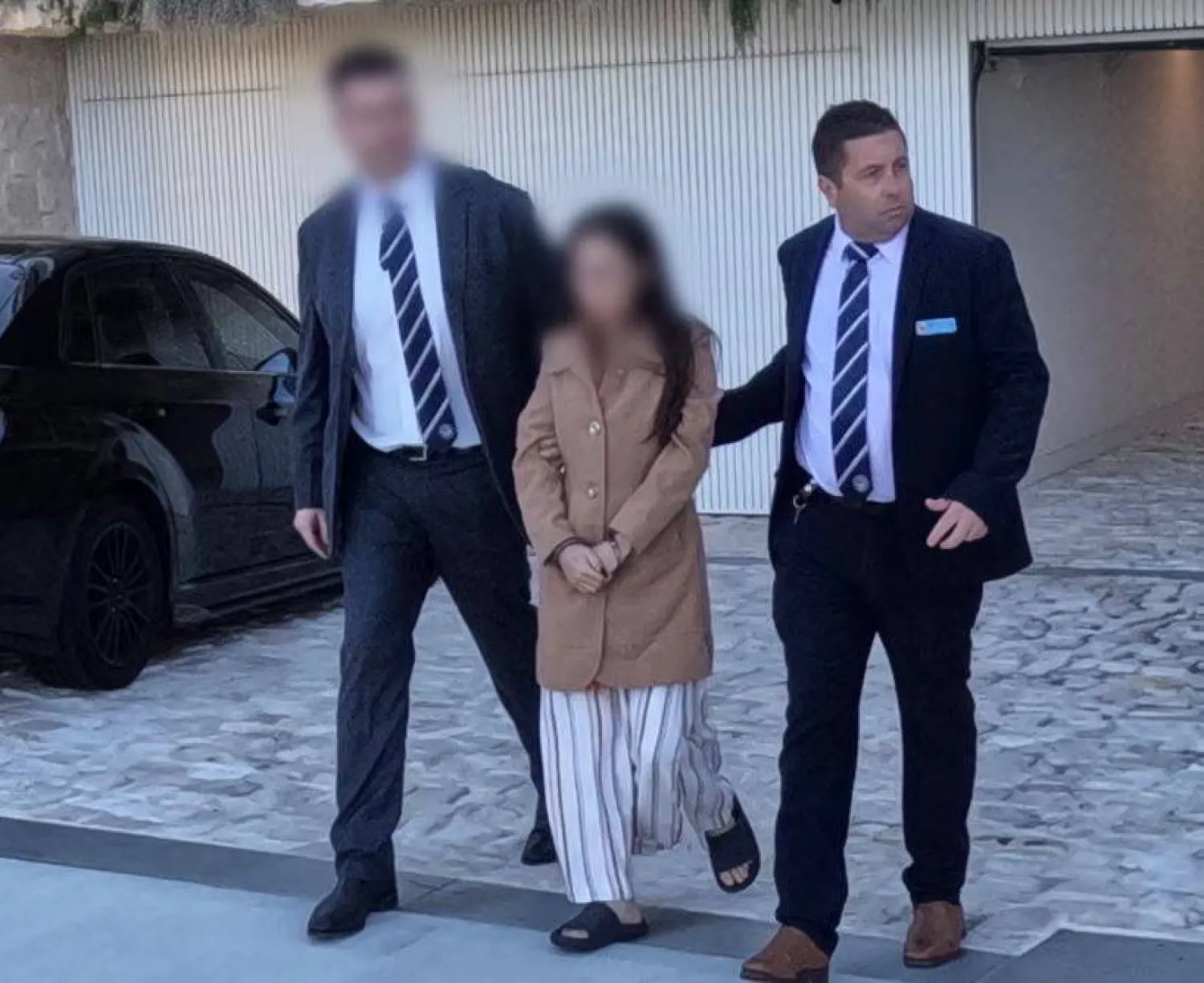 صورة من مقطع مصور نشره الحساب الرسمي لشرطة نيو ساوث ويلز على موقع «إكس» خلال القبض على العرافة في سيدني