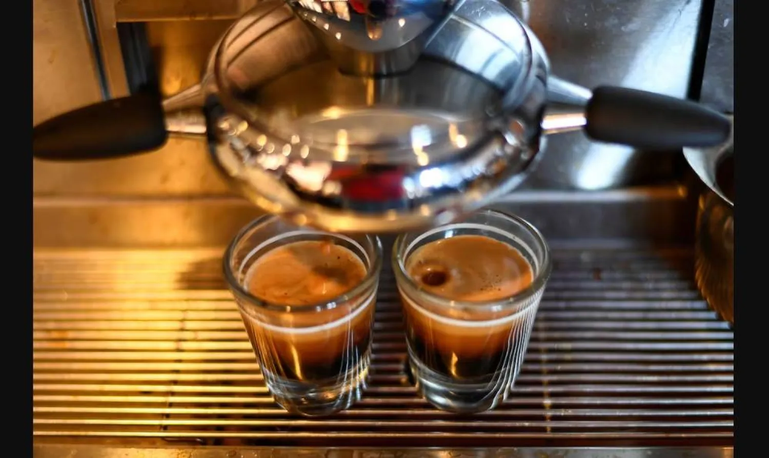 الكافيين الموجود في القهوة يمكن أن يمنع ويقلّل من تراكم الدهون في الجسم (رويترز)