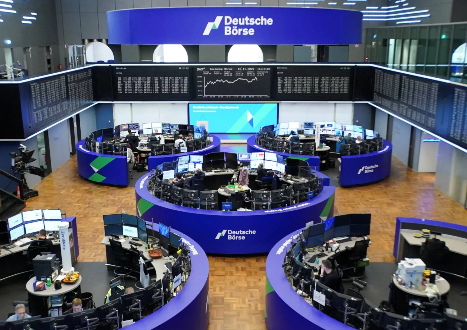 مخطط مؤشر أسعار الأسهم الألماني «داكس» في بورصة فرانكفورت (رويترز)