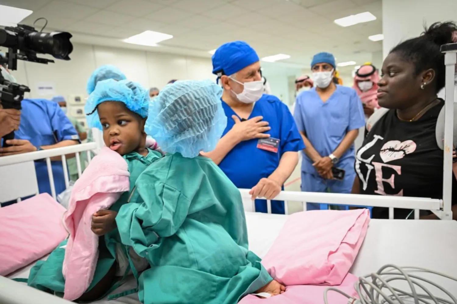 التوأم السيامي الجامايكي «أزاريا وأزورا» قبل بدء العملية (مركز الملك سلمان للإغاثة)