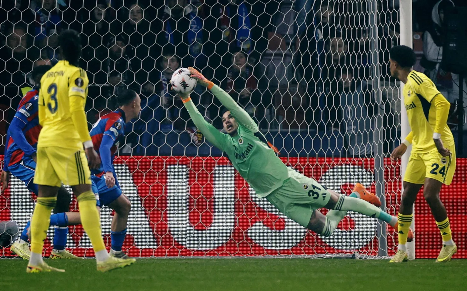 Soccer Football - UEFA Europa League - Viktoria Plzen v Fenerbahce - Doosan Arena, Plzen, Czech Republic - November 6, 2025 Fenerbahce's Ederson makes a save REUTERS/David W Cerny