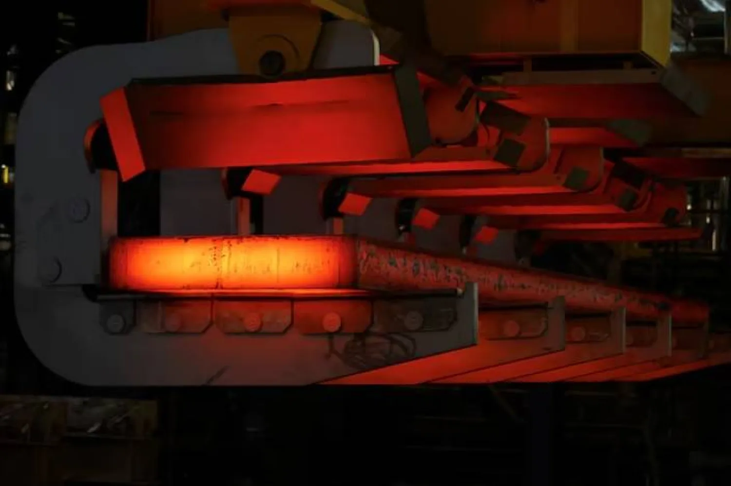 لوح فولاذي متوهج يُنقل في مصنع «ثيسن كروب ستيل» بألمانيا (رويترز)