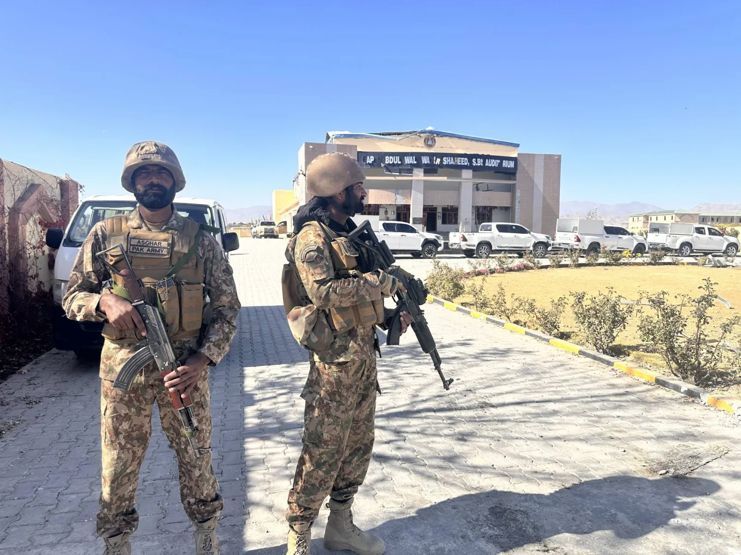 جنود باكستانيون يحرسون كلية كاديت التي هاجمها مسلحون مشتبه بهم قرب الحدود الأفغانية في وانا جنوب وزيرستان بباكستان (إ.ب.أ)