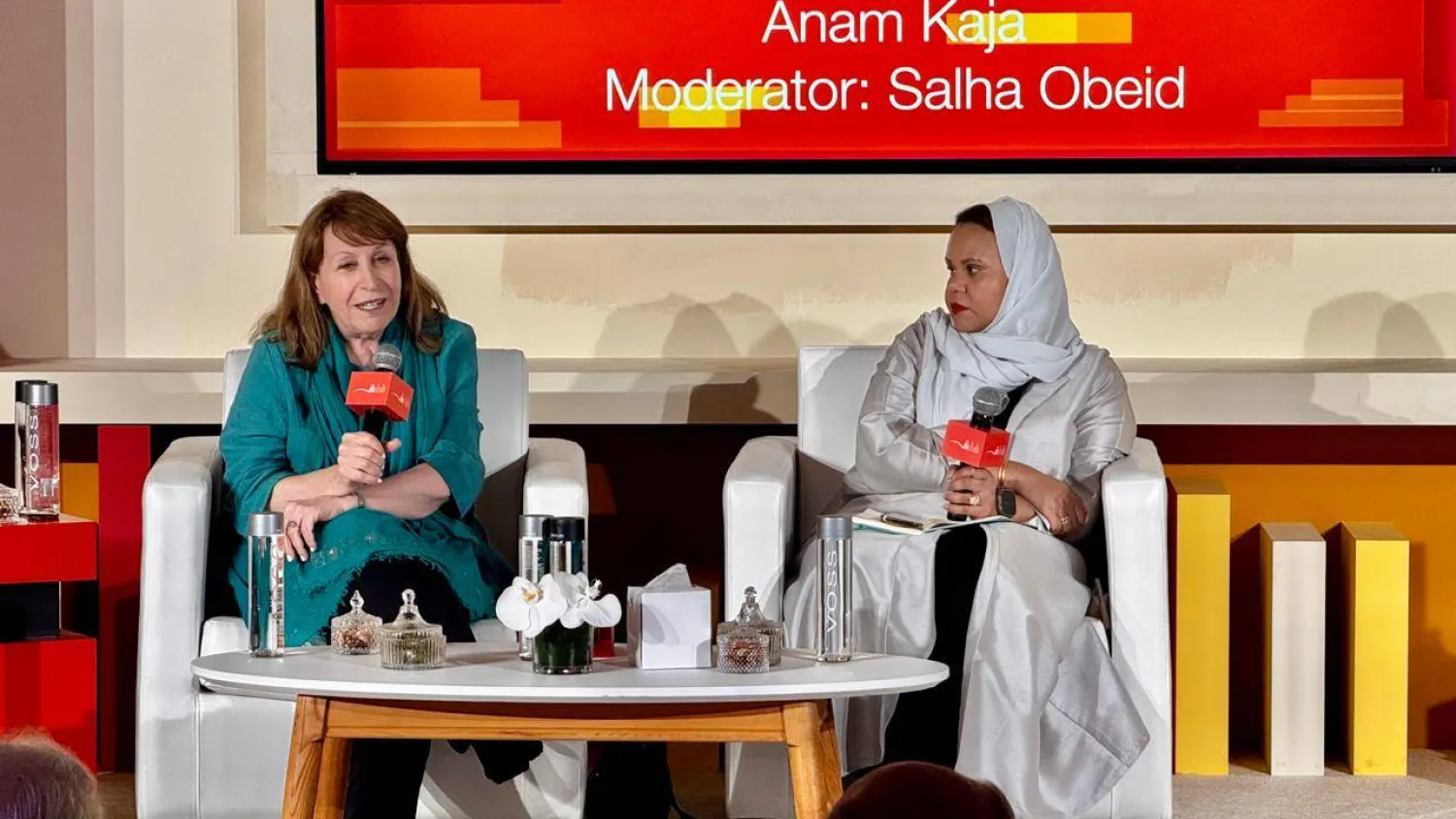 الروائية العراقية إنعام كجه جي تتحدث في ندوة حوارية نظمتها مؤسسة سلطان بن علي العويس الثقافية في معرض الشارقة الدولي للكتاب وأدارتها الروائية الإماراتية صالحة عبيد (الشرق الأوسط)