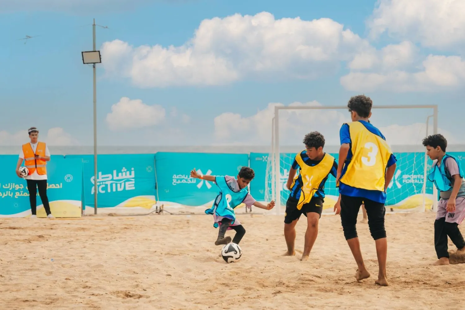 يتضمن المهرجان بطولات شاطئية للرجال والنساء في كرة القدم وكرة الطائرة وكرة اليد (واس)