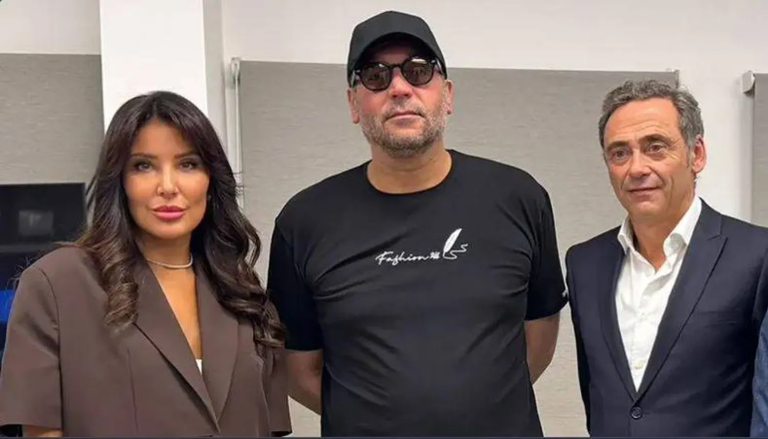 هنيبال القذافي (وسط) برفقة إيناس حراق منسقة فريق الدفاع والمحامي الفرنسي لوران بايون في مقر قوى الأمن الداخلي اللبنانية ببيروت (أ.ف.ب)