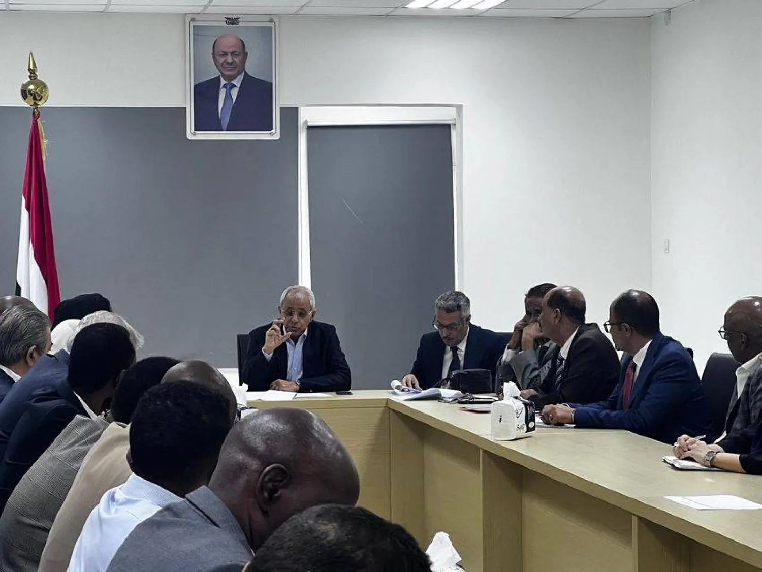 نائب وزير الخارجية اليمني مجتمعاً في عدن مع ممثلي الوكالات الأممية والدولية (سبأ)