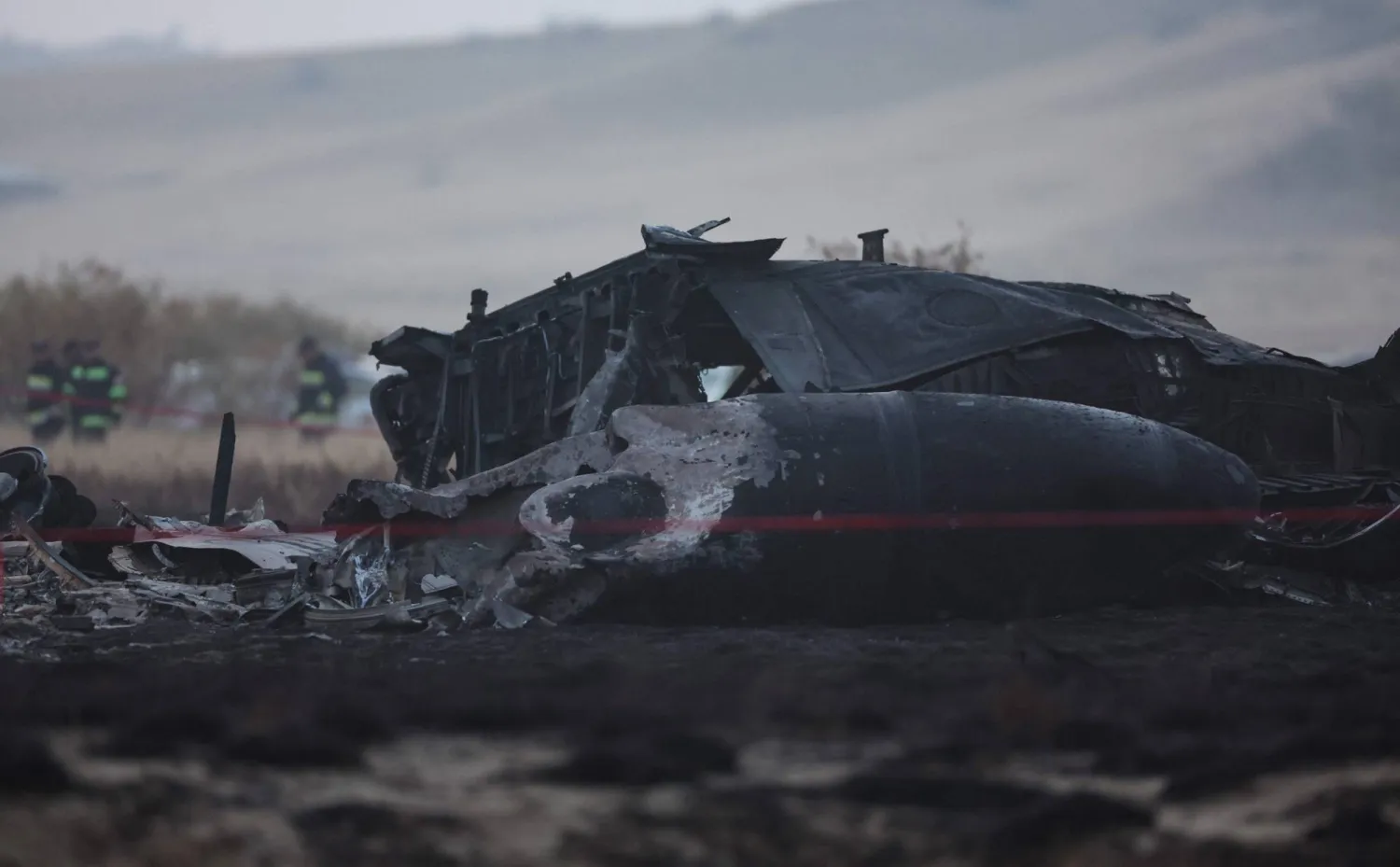 حطام الطائرة «سي-130» التابعة للقوات الجوية التركية بعد تحطمها على حدود جورجيا وأذربيجان (أ.ف.ب)