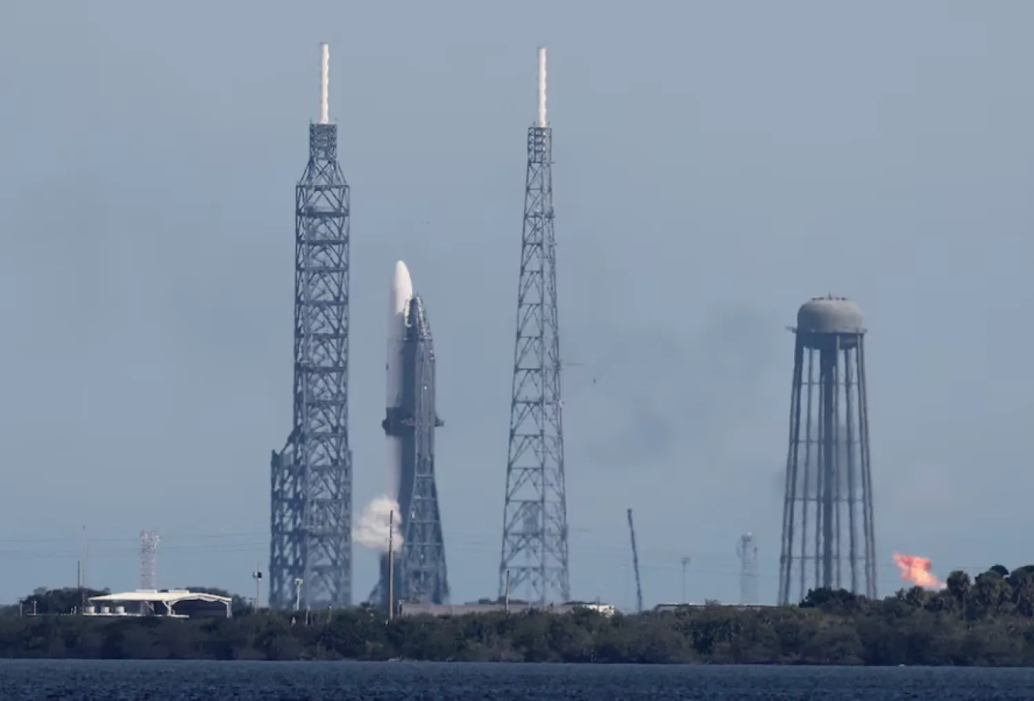 A Blue Origin New Glenn rocket is fueled for launch with NASA's EscaPADE mission, carrying two satellites to orbit Mars, from the Cape Canaveral Space Force Station in Cape Canaveral, Florida, US, November 9, 2025. REUTERS/Joe Skipper 
