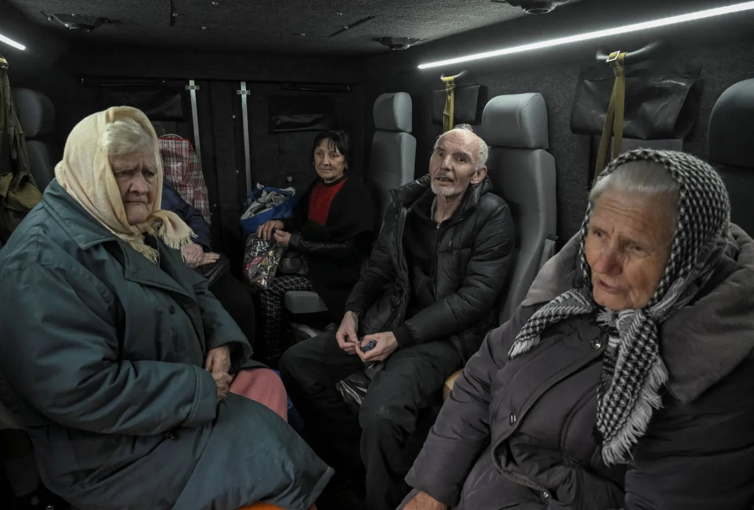 جانب من عملية إجلاء مدنيين من مدينة بوكروفسك يوم 11 نوفمبر (رويترز)