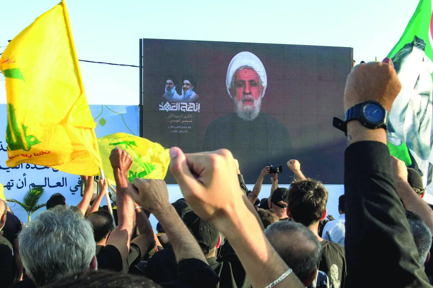 الأمين العام لـ«حزب الله» نعيم قاسم متحدثاً في الذكرى السنوية الأولى لاغتيال سلفه حسن نصر الله (أ.ف.ب)