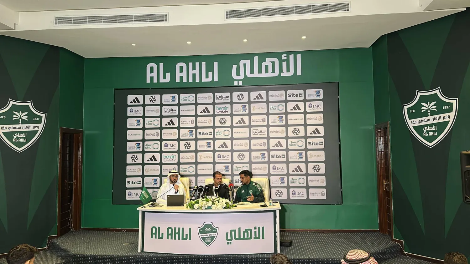 جانب من المؤتمر الصحافي للمدير الرياضي بالنادي الأهلي (الشرق الأوسط)