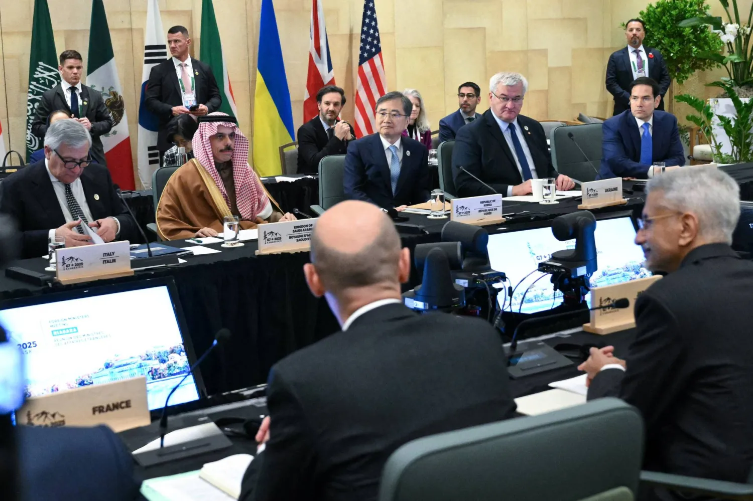 وزراء الخارجية الإيطالي أنطونيو تاجاني والسعودي الأمير فيصل بن فرحان والكوري الجنوبي تشو هيون والأوكراني أندري سيبيا والأميركي ماركو روبيو خلال اجتماعات مجموعة السبع في كندا (رويترز)