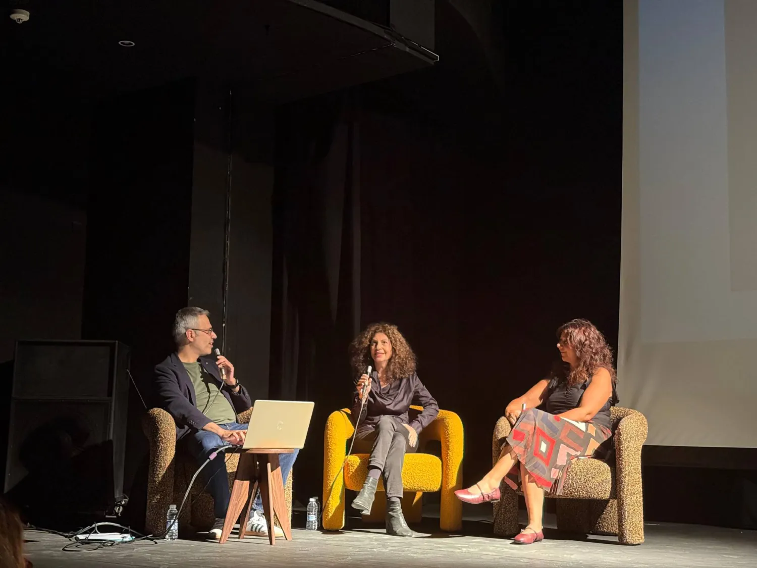 سينتيا زافين تُصغي إلى ذاكرتها قبل أن تتحدَّث (الشرق الأوسط)