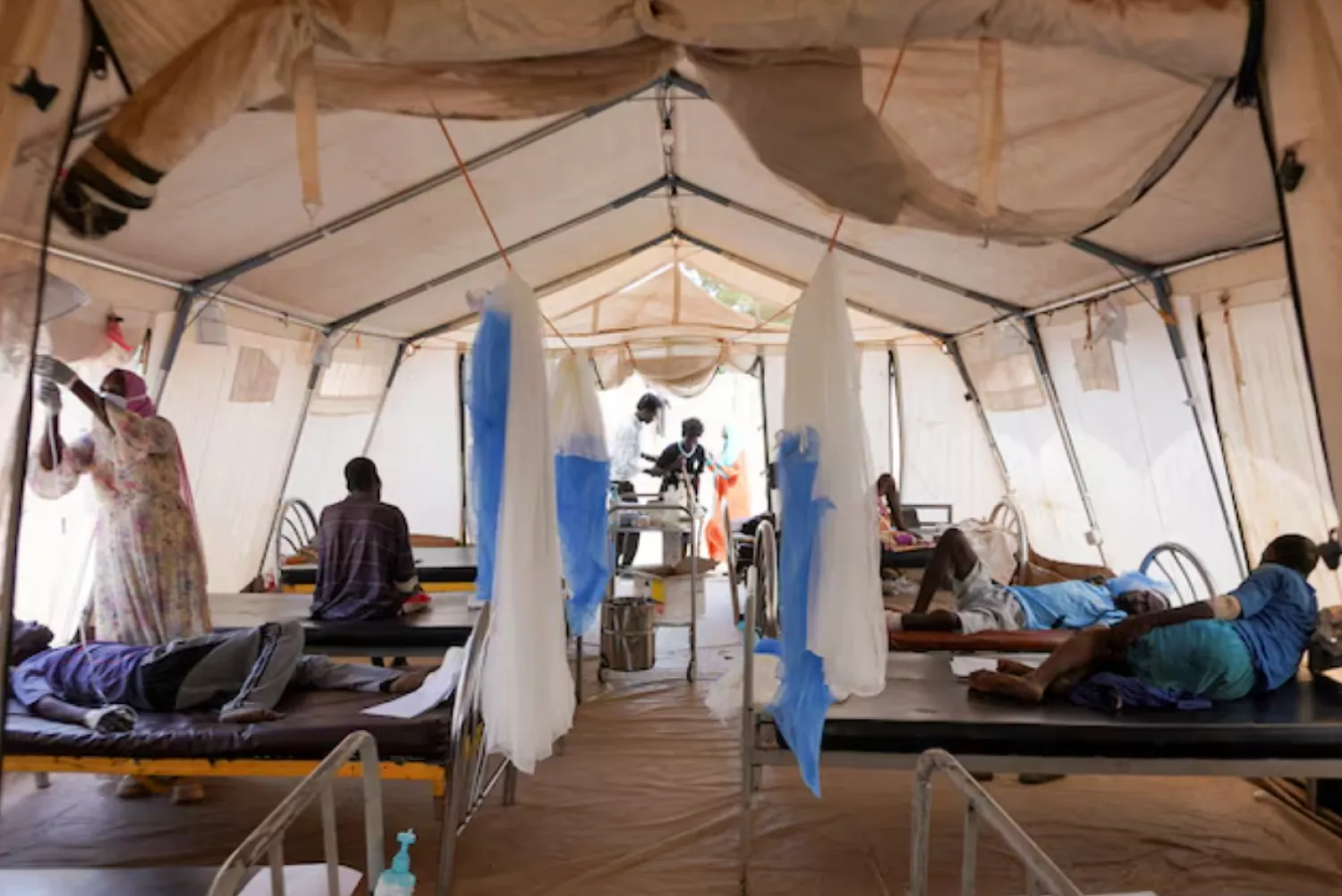 Injured displaced Sudanese people who fled violence in al-Fashir receive treatment at a makeshift clinic run by Medecins Sans Frontieres (MSF), amid ongoing clashes between the Rapid Support Forces (RSF) and the Sudanese army, in Tawila, North Darfur, Sudan November 3, 2025. REUTERS/Mohamed Jamal/File Photo 