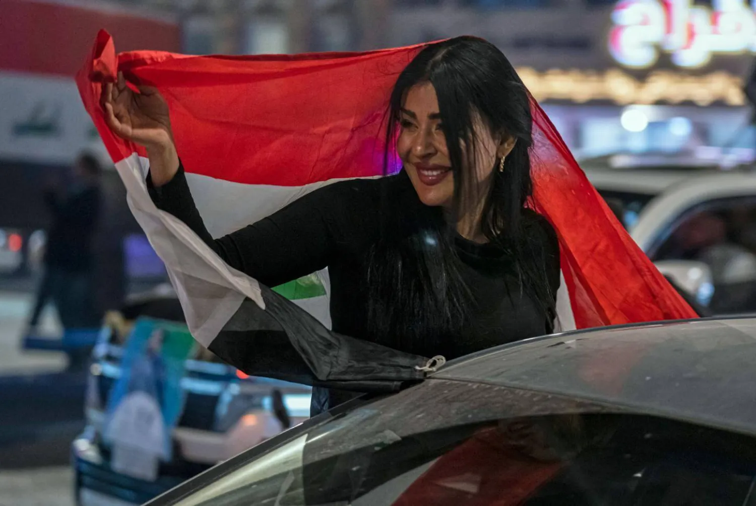 جمهور الأحزاب المتنافسة تفاعل مع النتائج الأولية للانتخابات في شوارع بغداد (أ.ب)