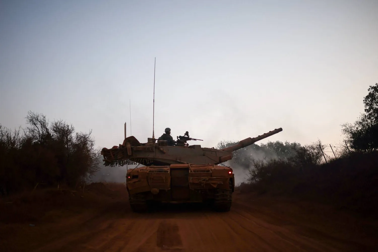 دبابة إسرائيلية خلال مناورة على الحدود مع لبنان الخميس الماضي (رويترز)