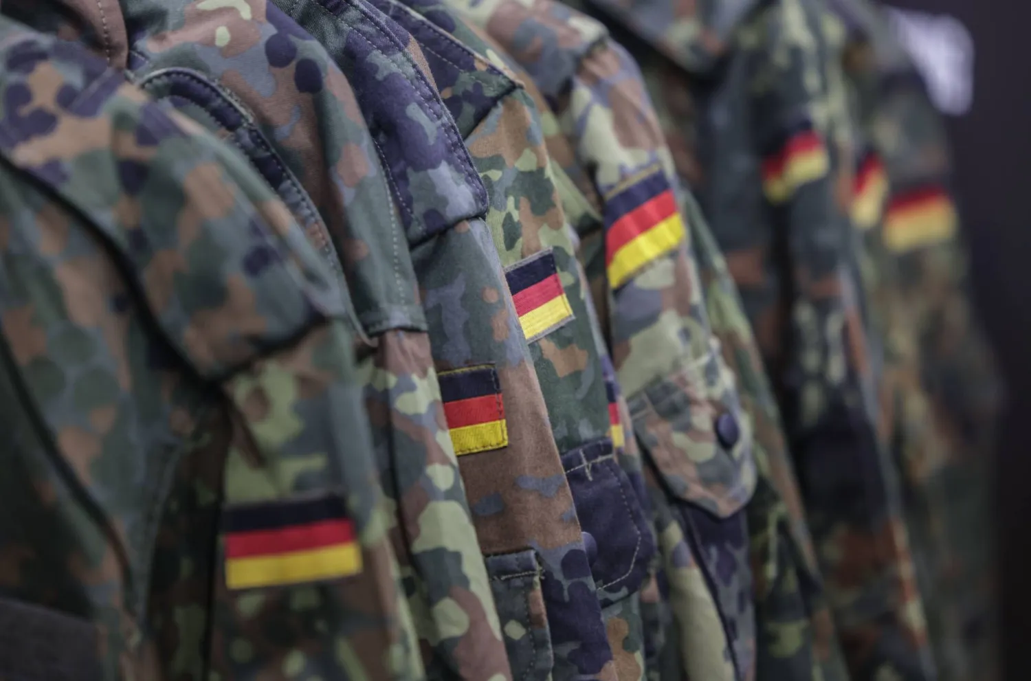 سترات جنود بالجيش الألماني (د.ب.أ)