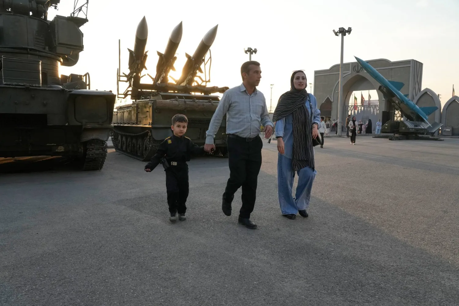 إيرانيون أمام الحديقة الجوية الفضائية الوطنية التابعة لـ«الحرس الثوري» في طهران يوم 13 نوفمبر (أ.ب)