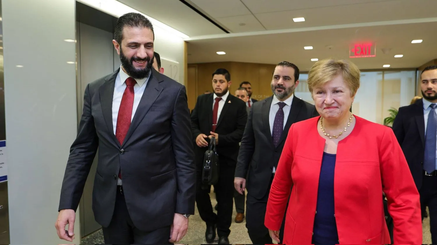 الرئيس السوري أحمد الشرع خلال زيارته مقر صندوق النقد الأسبوع الماضي (إكس)