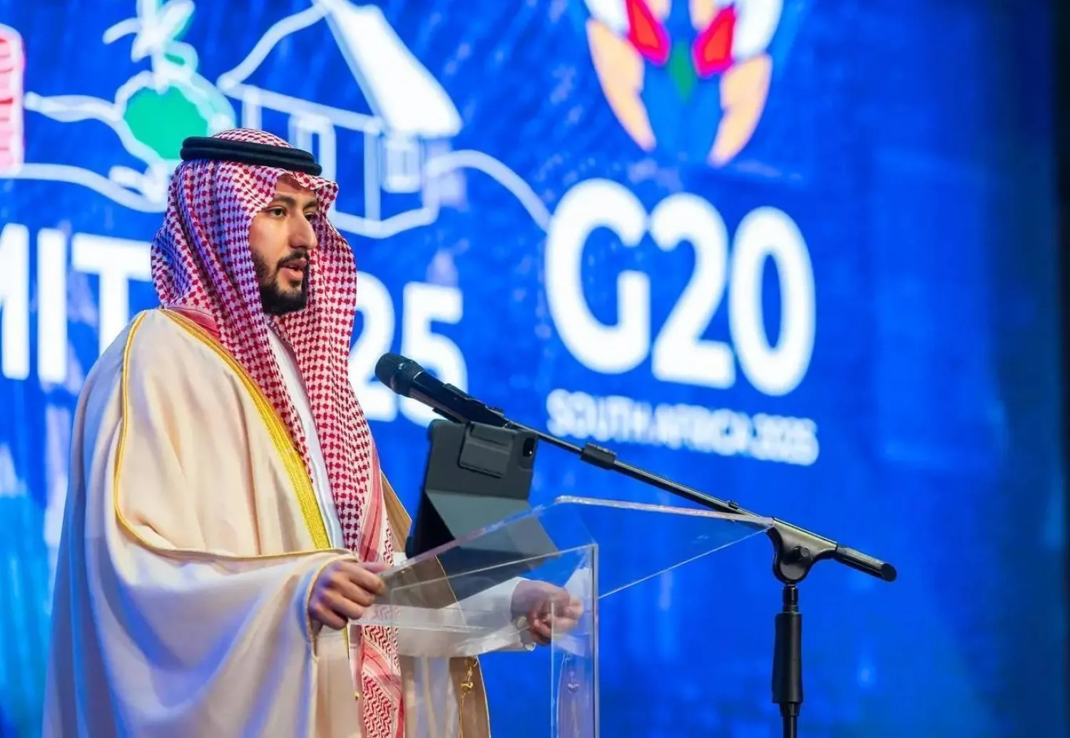 الأمير فهد بن منصور بن ناصر رئيس الوفد السعودي يتحدث خلال كلمة أمام القمة (واس)