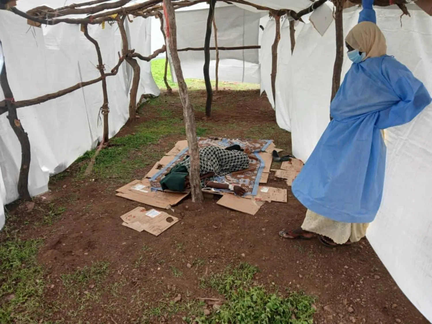 مريضة بالكوليرا وإلى جانبها تقف مسؤولة طبية حائرة (منسقية اللاجئين)