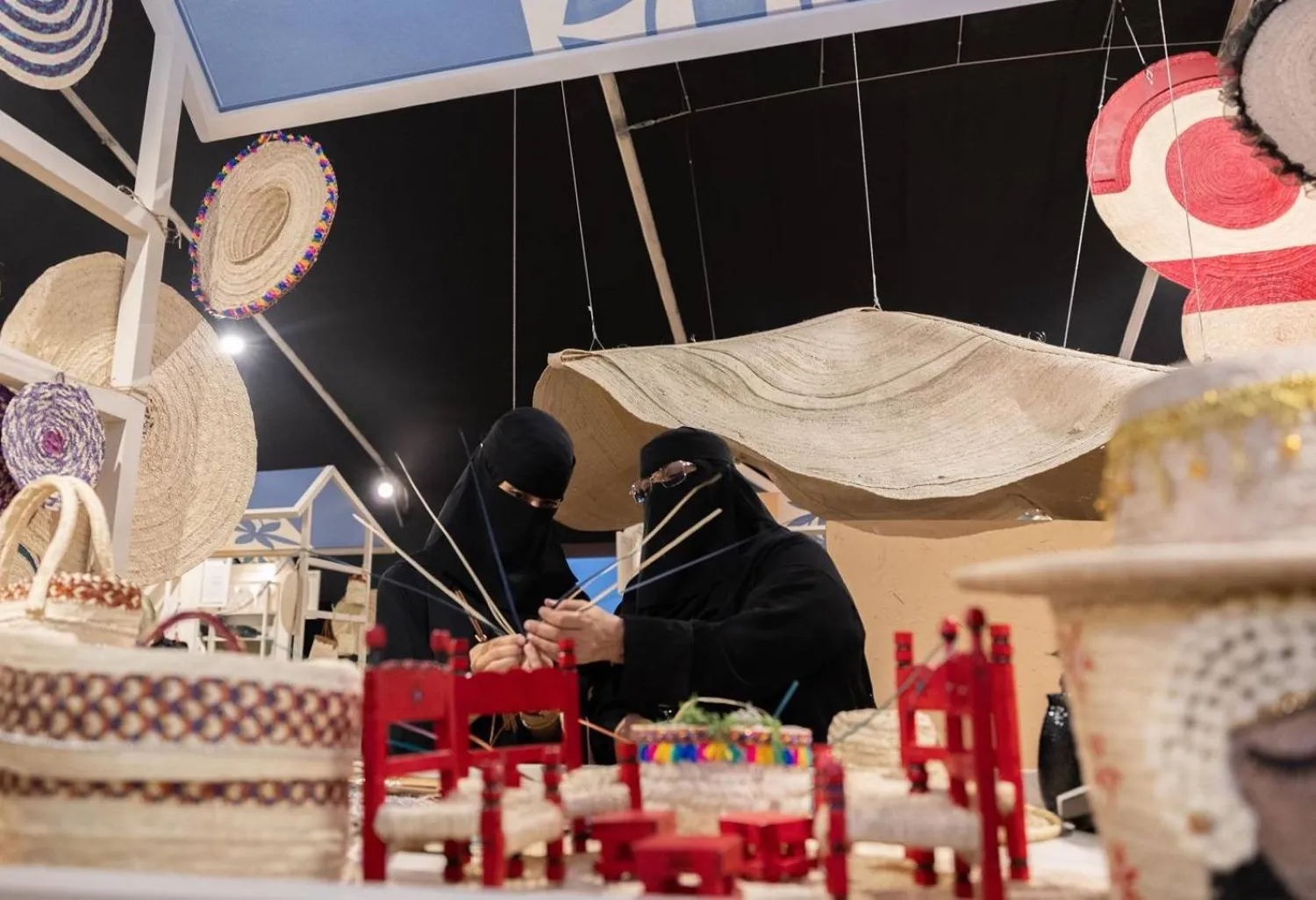 يتيح المعرض فرصة اكتشاف حرف يدوية من أنحاء العالم (واس)
