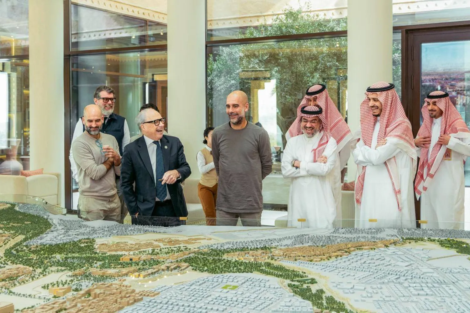 المدرب العالمي بيب غوارديولا تعرّف على المخطط التطويري والهوية العمرانية للموقع (نادي الدرعية)