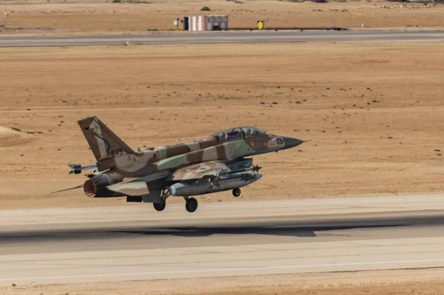 İsrail ordusuna ait bir F-16 savaş uçağı, hava üssünden kalkış sırasında havadan havaya füzeler ve ilave yakıt tankları taşıyor,  (İsrail Ordusu)