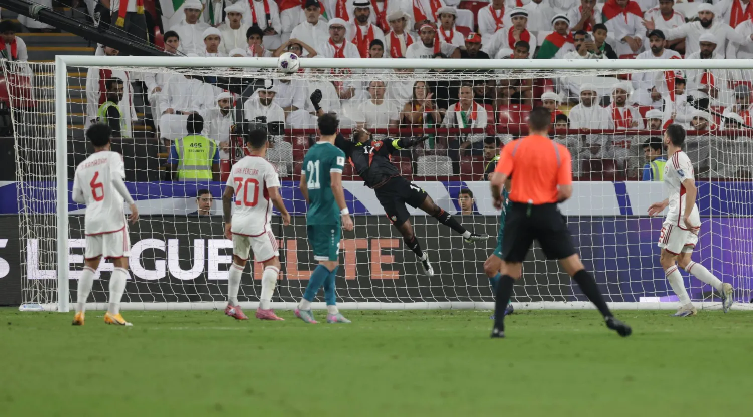 خالد عيسى حارس مرمى منتخب الإمارات (إ.ب.أ)