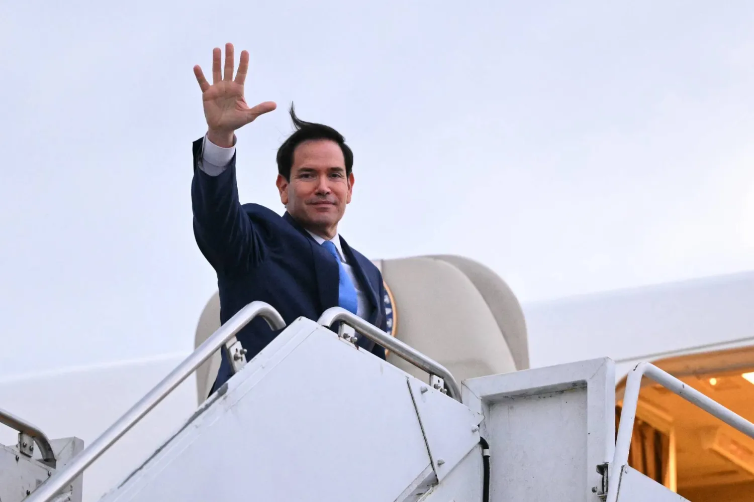 وزير الخارجية الأميركي ماركو روبيو يستقل طائرة من مطار جون مونرو هاميلتون في أونتاريو بكندا (أ.ب)