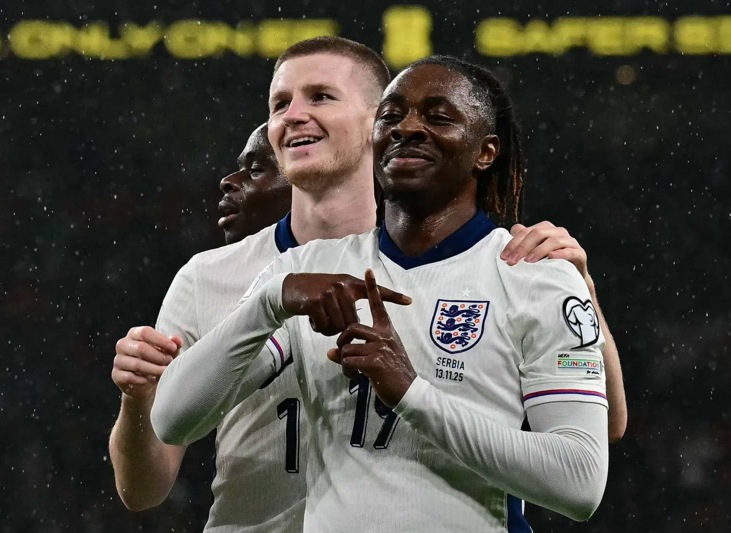 يحتفل لاعب منتخب إنجلترا إيبرشي إيزي بتسجيل الهدف الثاني (أ.ف.ب).