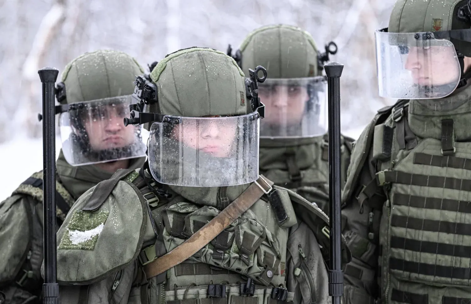 Rus askerleri mayın ve diğer patlayıcıların temizlenmesi tatbikatında (DPA)