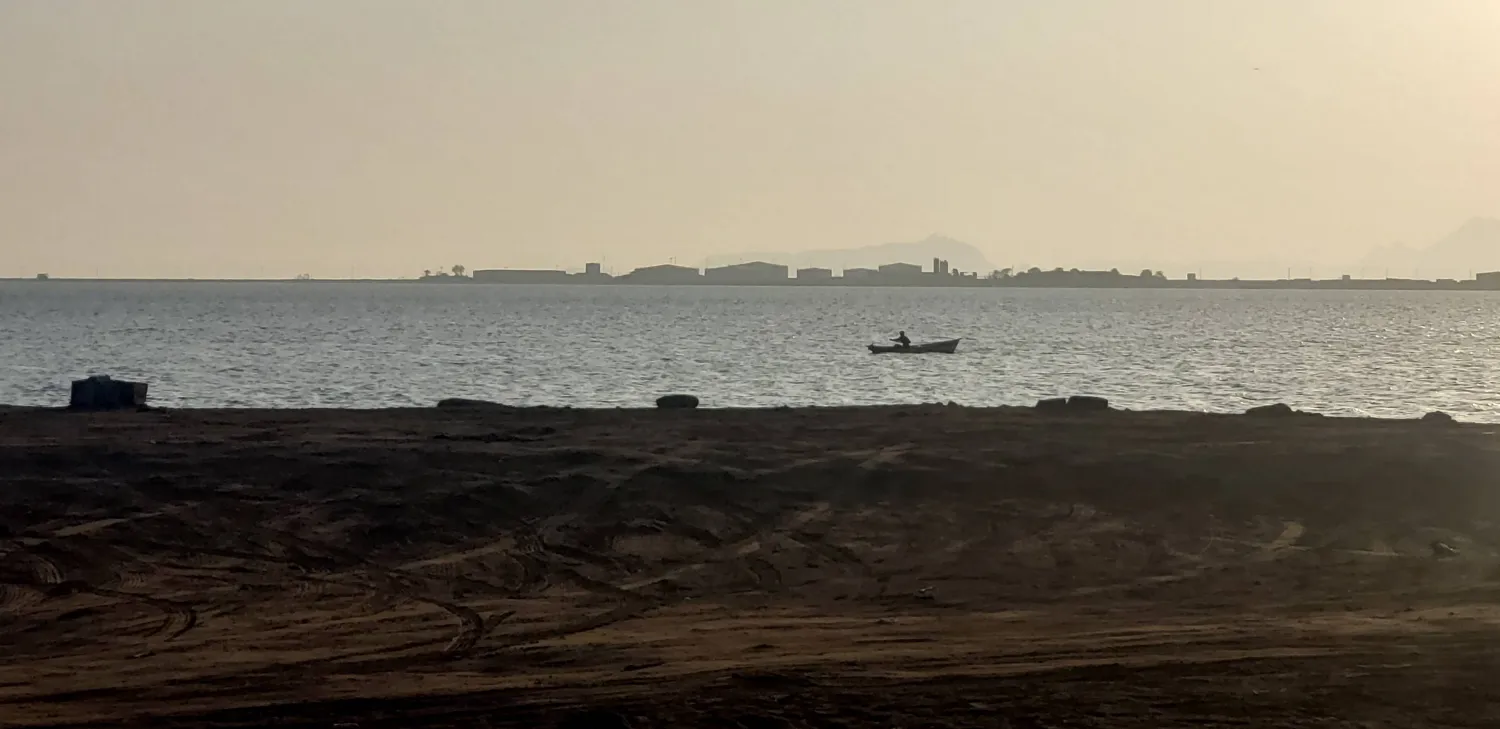 باخرة تبحر في بحر العرب قرب باب المندب (أرشيفية - إ.ب.أ)