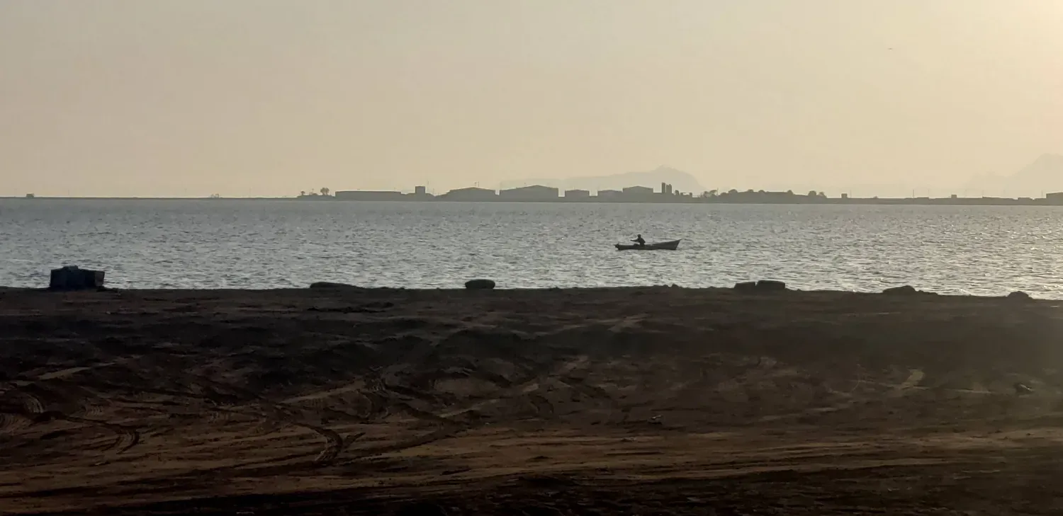 Bab el-Mandeb yakınlarında Arap Denizi'nde seyreden bir gemi (Arşiv- EPA)