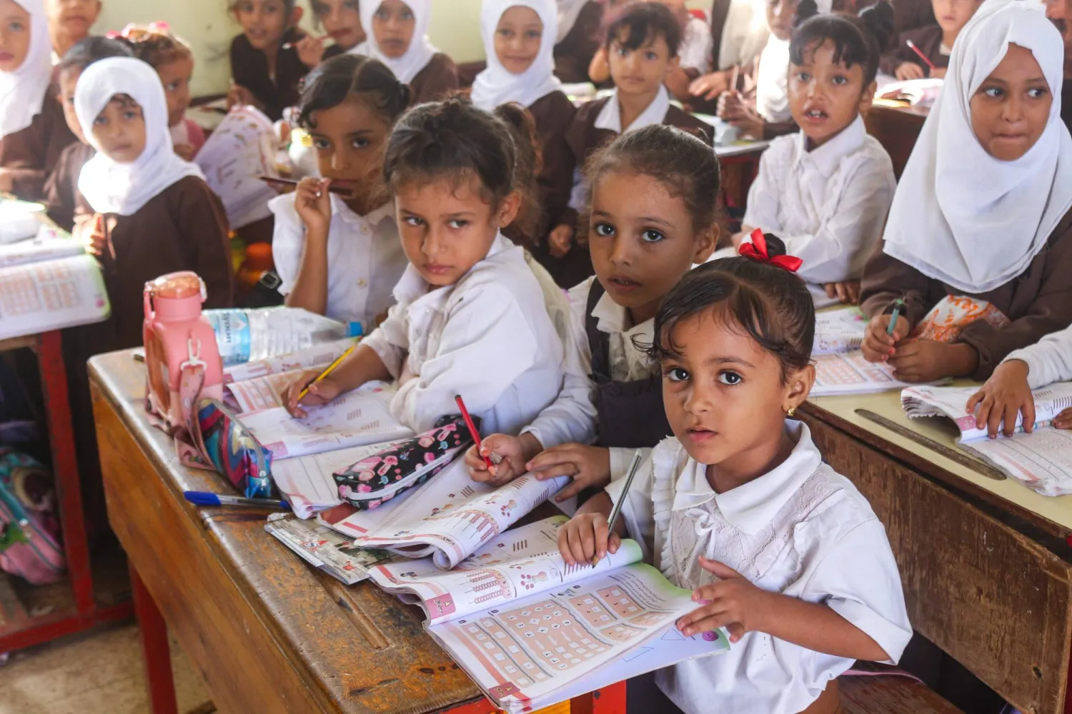 تلاميذ يتلقون التعليم في إحدى مدارس محافظة لحج جنوبي اليمن (أ.ف.ب)