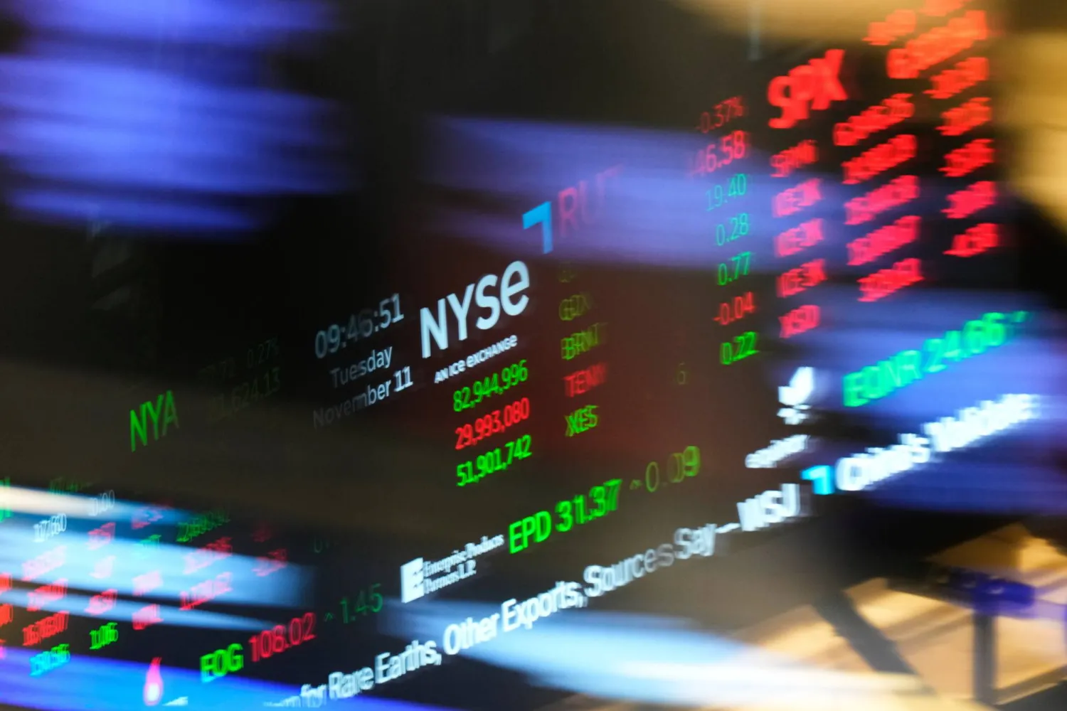 معلومات مالية تُعرض على شاشات التداول في بورصة نيويورك (أ.ب)