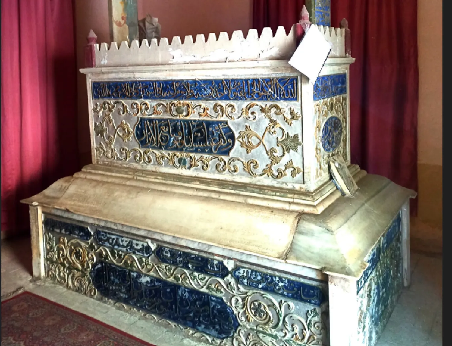 مدفن الوزير أحد أبرز الشواهد المهدَّدة (الباحث إبراهيم طايع)