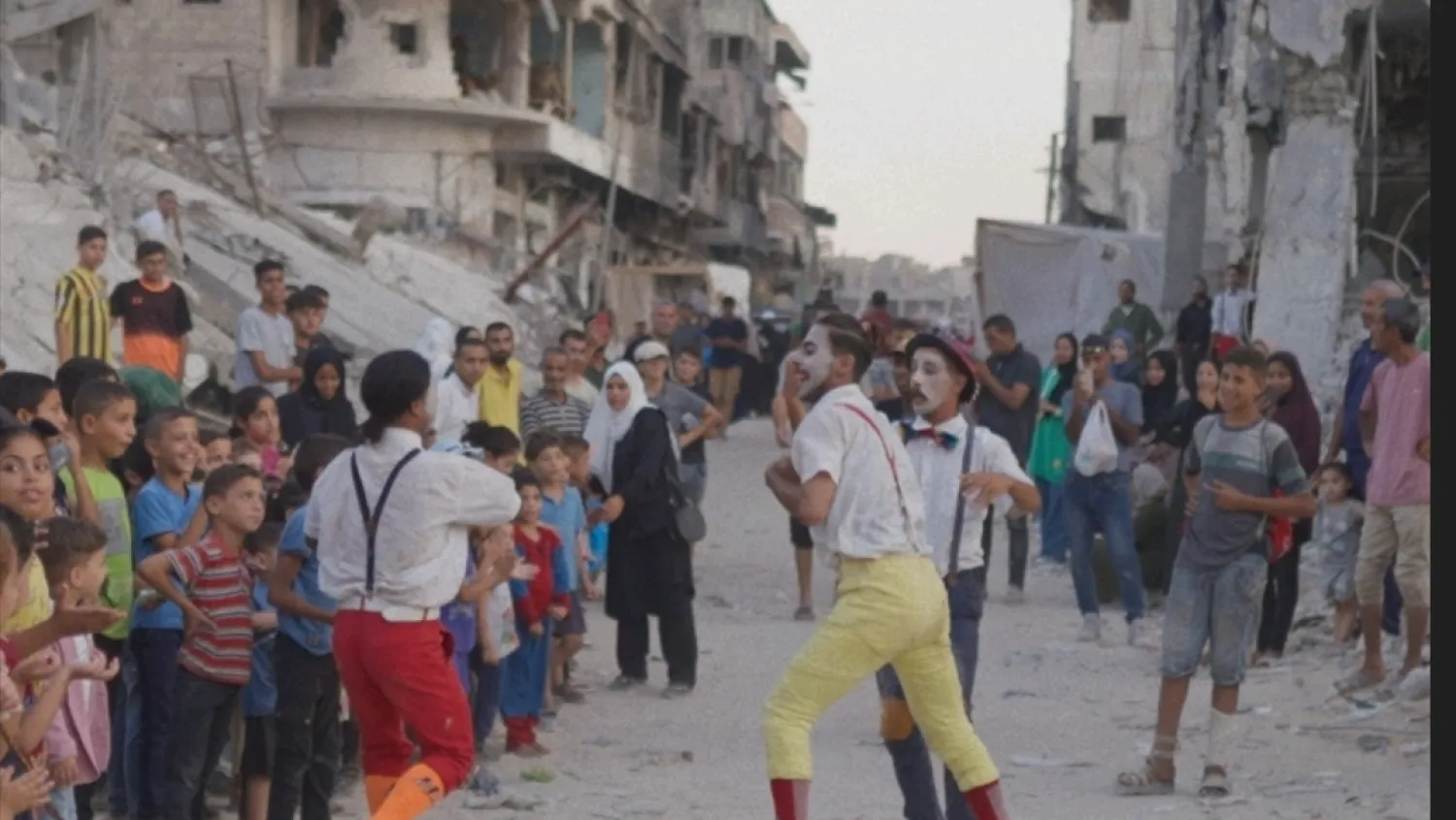 الفيلم رصد «سيرك غزة الحرة» يقدم عروضاً في الشارع (الشركة المنتجة)