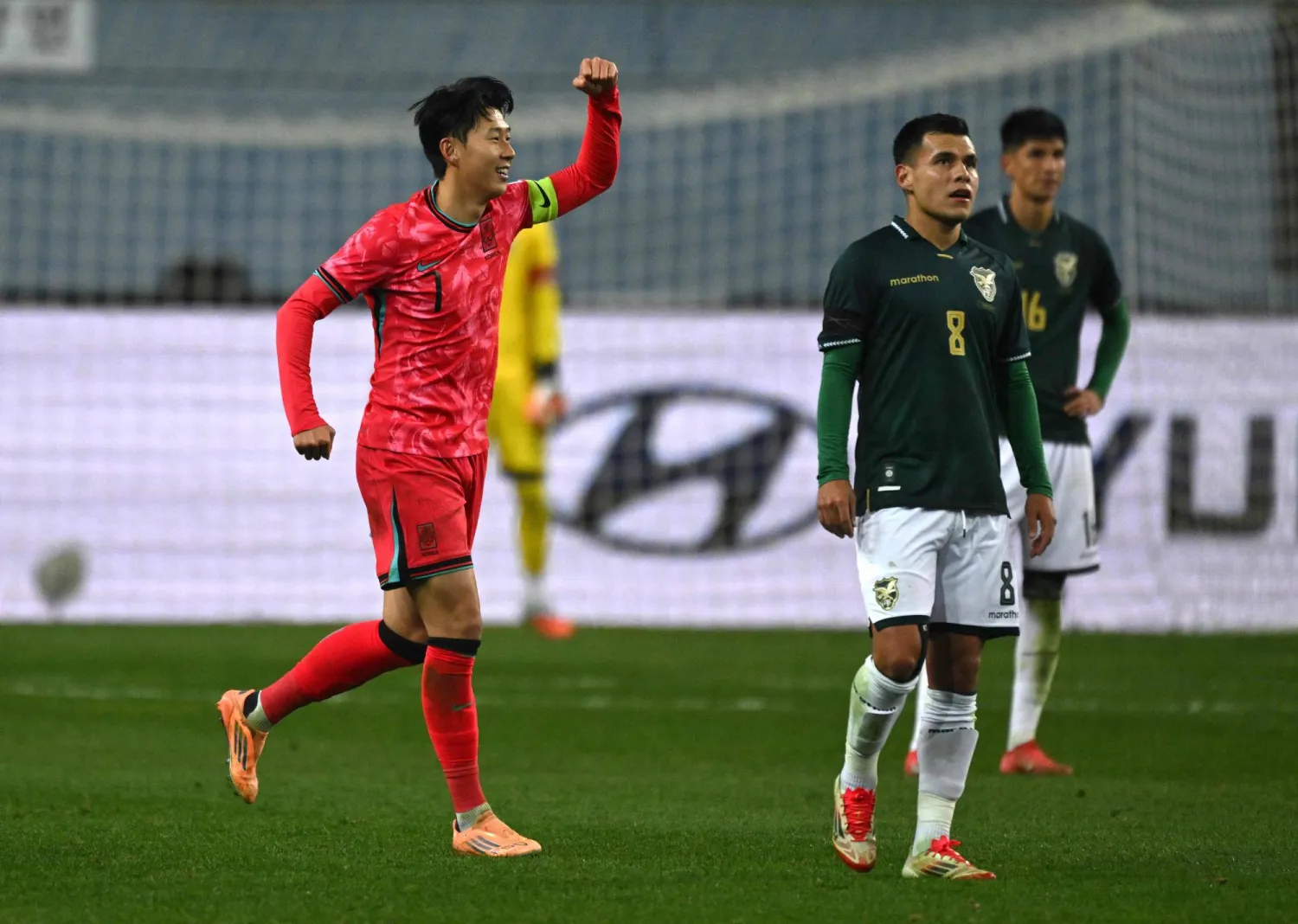 فرحة سون هيونغ مين قائد كوريا الجنوبية بالفوز على بوليفيا (أ.ف.ب)