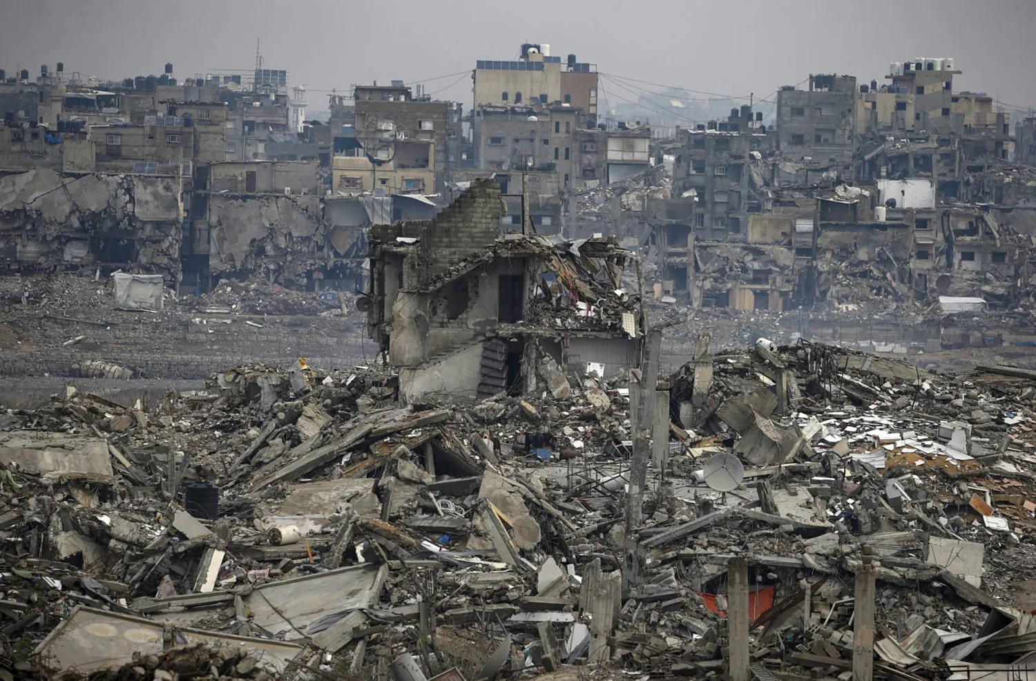 منطقة مدمَّرة بسبب الحرب في شمال مدينة غزة (إ.ب.أ)