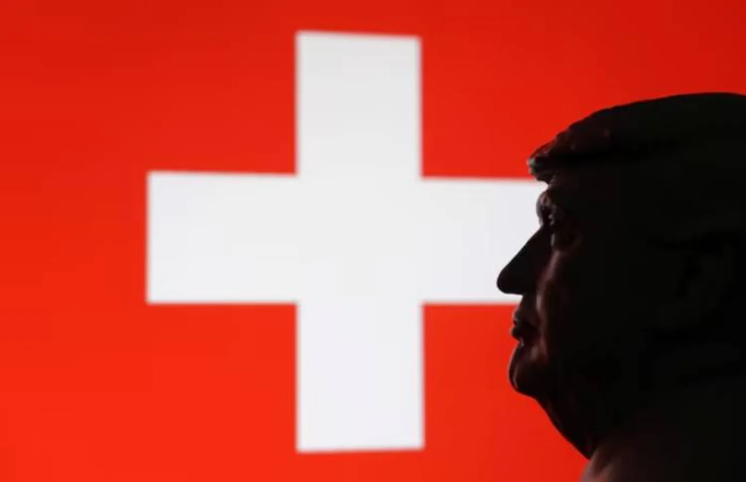 نموذج مصغر مطبوع بتقنية ثلاثية الأبعاد للرئيس الأميركي دونالد ترمب والعلم السويسري (رويترز)