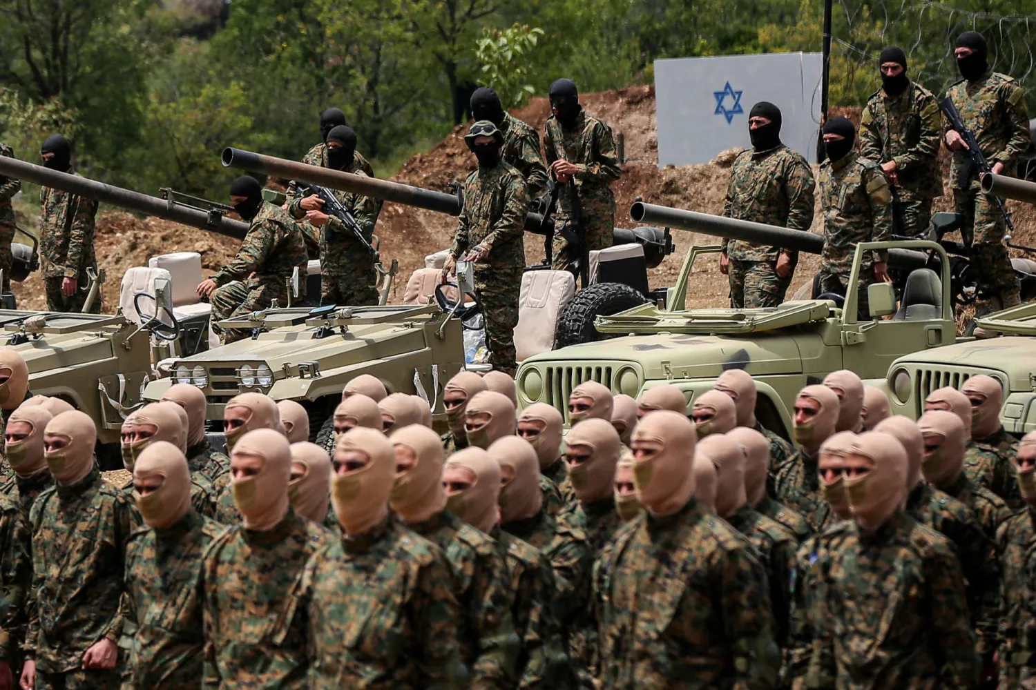 مقاتلو «حزب الله» يؤدون القسم خلال تدريب عسكري مُنظم في معسكر بقرية عرمتى جنوب لبنان (أرشيفية - د.ب.أ)