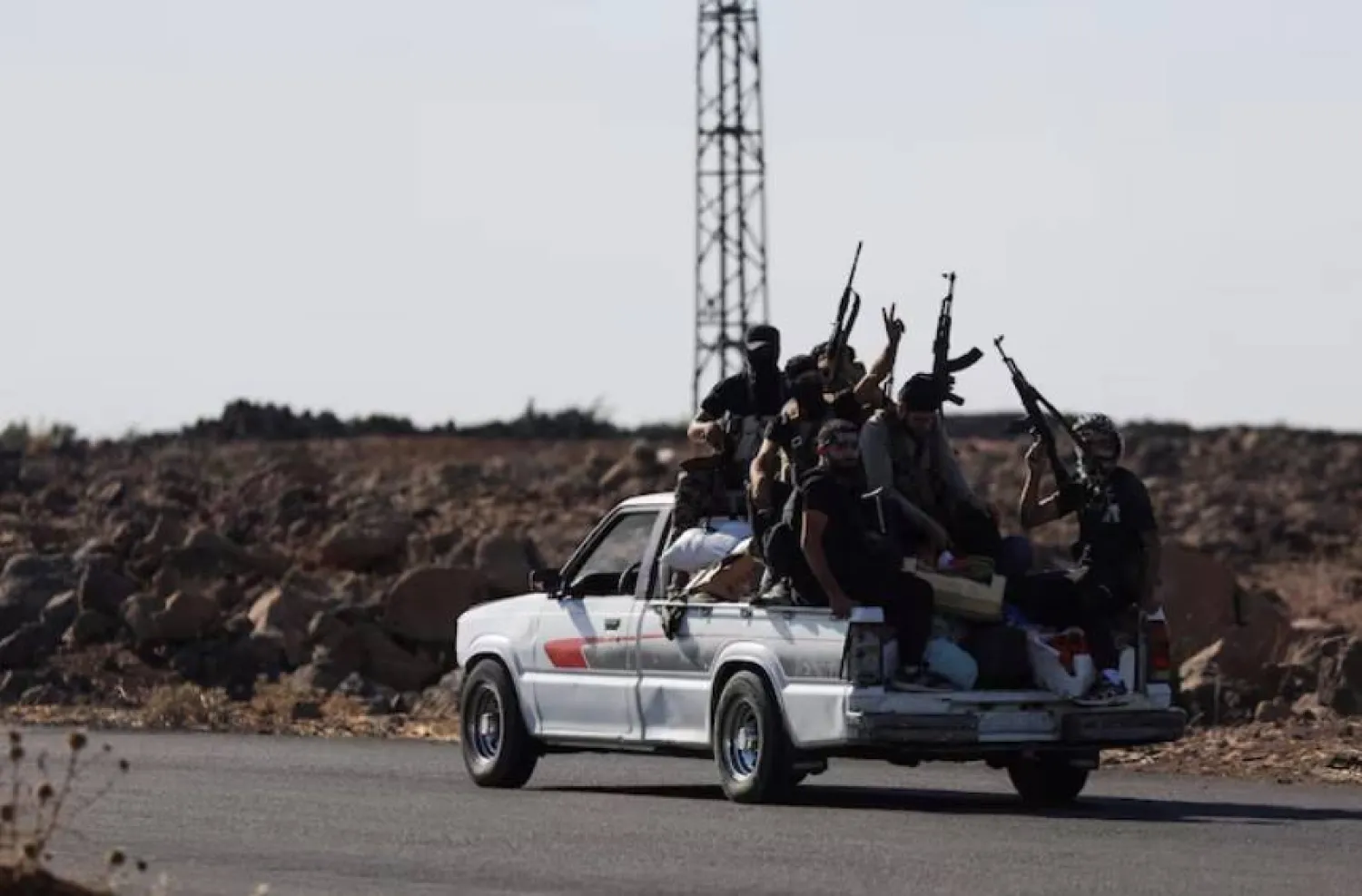 مسلحون على متن سيارة بالسويداء في يوليو الماضي (أرشيفية - رويترز)