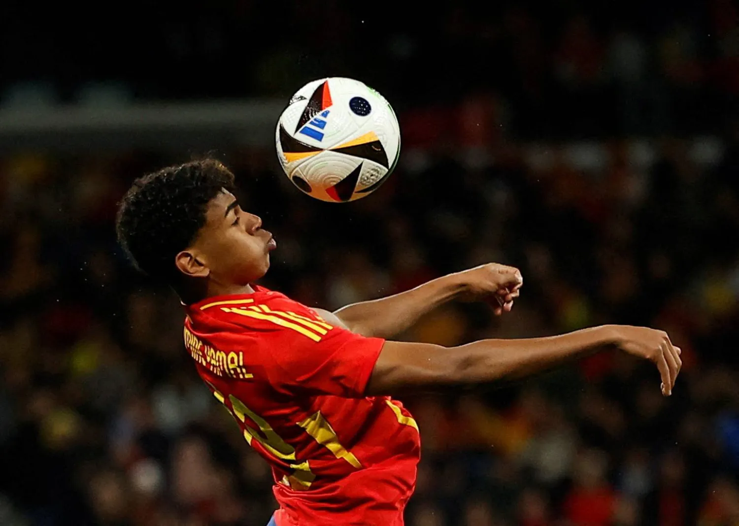 لامين جمال نجم برشلونة و«لا روخا» (رويترز)